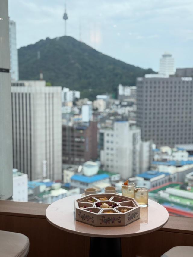 통창 너머로 남산타워가 한눈에 내려다보인다 사진김다이 기자