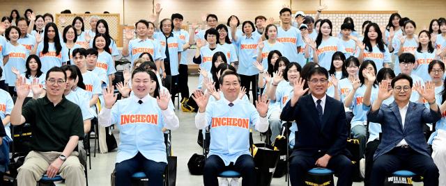 유정복 인천광역시장이 21일 시청 대회의실에서 열린 APEC 인천회의 자원봉사자 발대식에서 자원봉사자들과 기념촬영을 하고 있다 사진인천시