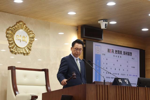 제257회 임시회 제1차 본회의에서 의사봉 타봉하는 강정구 의장 모습 사진평택시의회