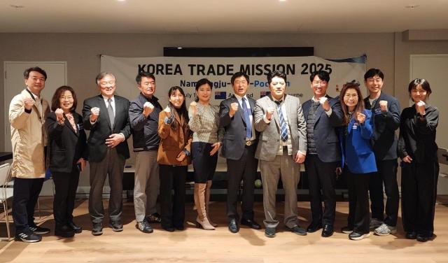 지난 15일 뉴질랜드 오클랜드에서 열린 ‘2025 대양주 시장개척단’에 참여한 경기북부 중소기업과 관계자들이 기념촬영을 하고 있다 사진경과원