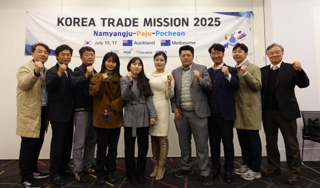 지난 17일 호주 멜버른에서 열린 ‘2025 대양주 시장개척단’에 참여한 경기북부 중소기업과 관계자들이 기념촬영을 하고 있다 사진경과원
