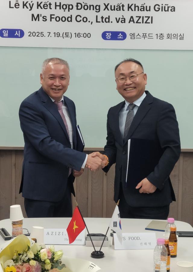 전해명 엠푸드주 대표이사오른쪽과 레티흐엉 베트남 AZIZI주의 대표이사가 수출계약을 체결하고 기념촬영 하고 있다 사진고령군