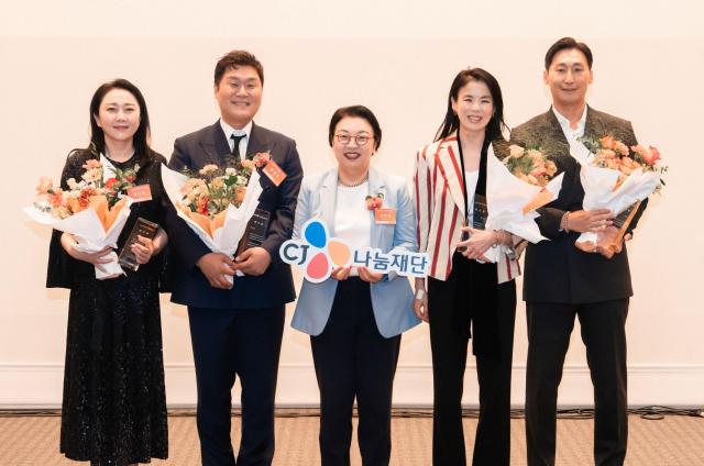 지난 18일 서울 중구 CJ인재원에서 열린 CJ나눔재단 설립 20주년 기념식에서 민희경 CJ사회공헌추진단장중간이 왼쪽부터 배우 김나운·윤경호 류경화 CJ도너스캠프 아카데미 마스터 멘토 우수 일반기부자 김수호씨에게 감사패를 전달한 뒤 기념촬영을 하고 있다 사진CJ그룹