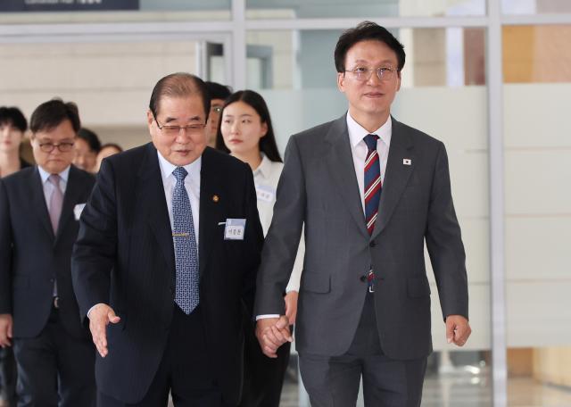 김민석 국무총리가 21일 서울 용산구 백범김구기념관에서 열린 광복 80년 기념사업추진위 출범식에서 이종찬 광복회장의 손을 잡고 이동하고 있다 사진연합뉴스