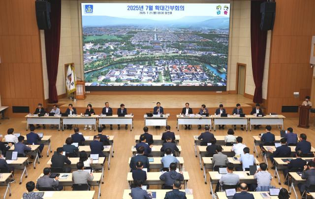 21일 오전 경주시청 알천홀에서 열린 확대간부회의에서 주낙영 경주시장이 발언하고 있다 사진경주시