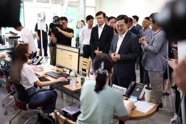 21일 오후 김동연 경기도지사가 원천동 행정복지센터를 방문해 민생회복 소비쿠폰 현장점검 및 건의사항 등을 청취하고 있다 사진경기도