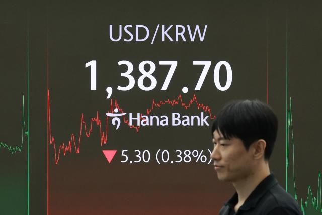 21일 서울 중구 하나은행 본점 딜링룸에서 딜러가 업무를 보고 있는 모습 사진연합뉴스