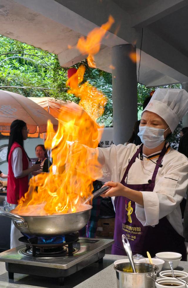 쓰촨 요리 박물관 관계자가 쓰촨 전통 요리인 궁바오지딩닭볶음을 만들고 있다 사진기수정 기자