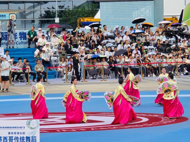 청두 무형문화유산축제에 참여한 부산 브니엘예술중학교 학생들이 ‘김백봉 부채춤’을 선보이고 있다 사진기수정 기자