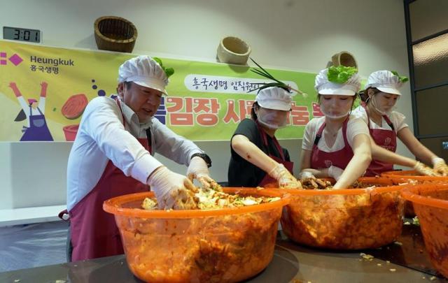 흥국생명이 지난 18일 서울 종로구 뮤지엄 김치간에서 여름 김장김치 담그기 봉사활동을 진행했다 사진흥국생명