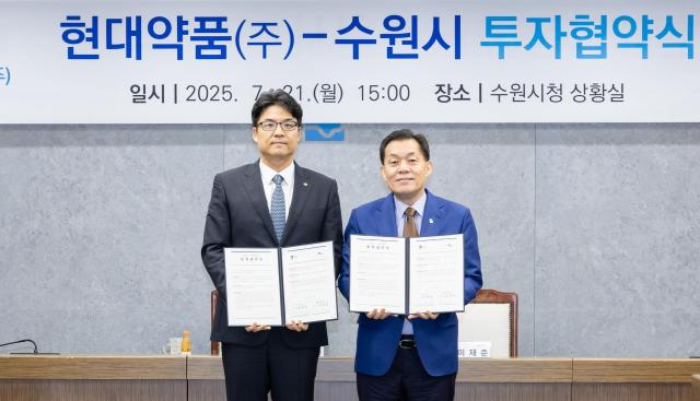 이재준 시장오른쪽이 이상준 대표와 협약 체결 후 기념촬영을 하고 있다사진수원시