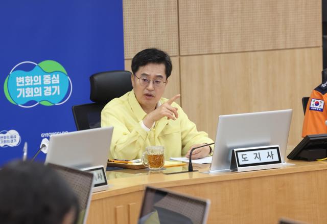 21일 오전 경기도청에서 김동연 경기도지사 김성중 행정1부지사 김재병 경기도소방재난본부장등이 집중호우 피해의 신속 수습‧복구 지원을 위한 긴급대책회의를 하고 있다 사진경기도