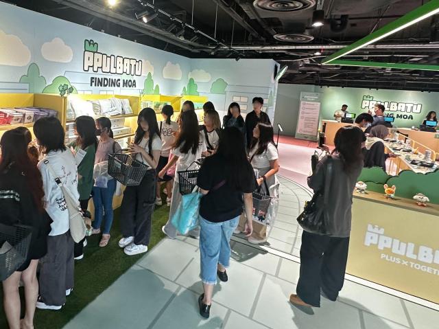 6월 싱가포르에서 열린 투모로우바이투게더의 캐릭터 뿔바투 팝업에서 팬들이 팝업을 둘러보고 있다사진하이브