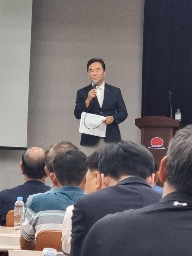 심영섭 강원경제자유구역청장이 동해시 망상컨벤션센터에서 개발사업 설명회 보충설명을 하고 있다 사진이동원 기자