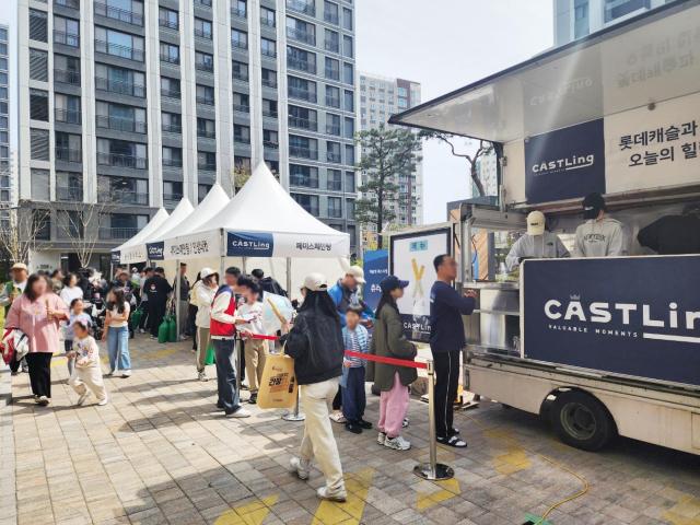 롯데캐슬 단지 입주민들이 캐슬링 푸드 트럭 행사에 참여하고 있다사진롯데건설