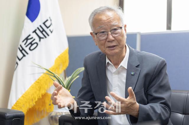 배기선 김대중재단 상임이사 겸 사무총장이 지난 17일 서울 여의도 사무실에서 아주경제와 인터뷰하고 있다 사진유대길 기자 dbeorlf123ajunewscom