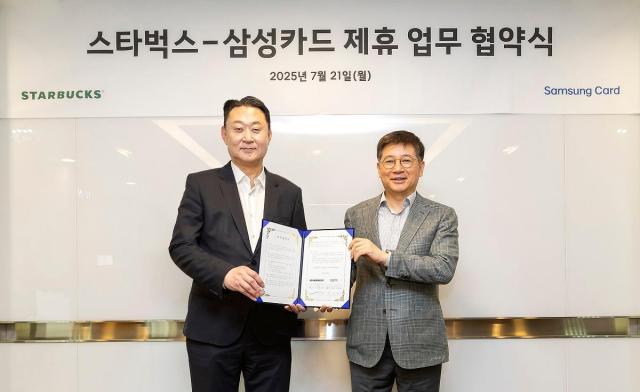 지난 21일 삼성카드 본사에서 열린 삼성카드와 스타벅스 업무협약식에서 김이태 삼성카드 사장오른쪽과 손정현 스타벅스 코리아 대표가 기념사진을 촬영하고 있다 사진삼성카드