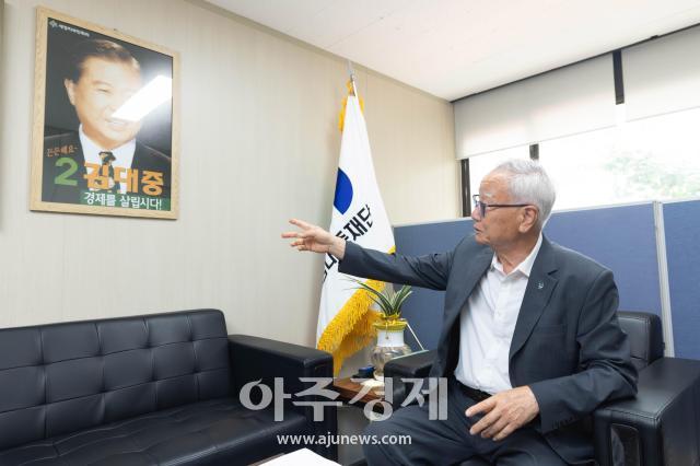 배 사무총장이 지난 17일 서울 여의도 사무실에서 아주경제와 인터뷰하고 있다 사진유대길 기자 dbeorlf123ajunewscom