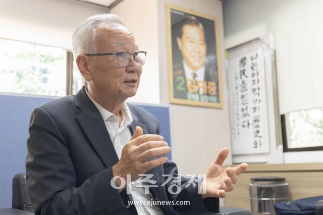 배기선 김대중재단 상임이사 겸 사무총장이 지난 17일 서울 여의도 사무실에서 아주경제와 인터뷰하고 있다 사진유대길 기자 dbeorlf123ajunewscom