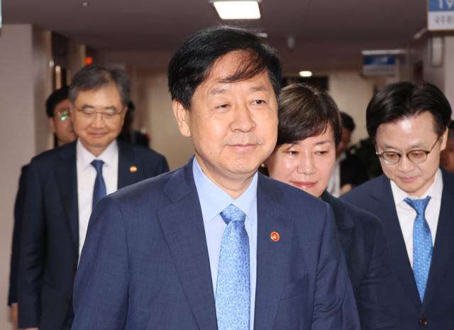 구윤철 부총리 겸 기획재정부 장관이 22일 서울 종로구 정부서울청사에서 열린 대외경제장관회의에 참석하고 있다 왼쪽부터 조현 외교부 장관 구윤철 경제부총리 송미령 농림축산식품부 장관 김정관 산업통상자원부 장관 사진연합뉴스