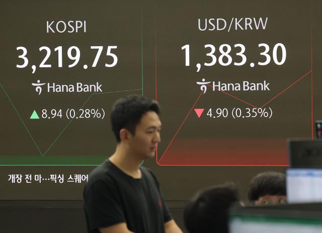 22일 오전 서울 중구 하나은행 본점 딜링룸 현황판 사진연합뉴스