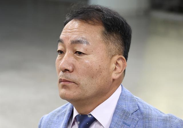 국회 증언·감정 등에 관한 법률 위반 등 혐의를 받는 김계환 전 해병대사령관이 구속 전 피의자 심문영장실질심사을 위해 22일 서울 서초구 서울중앙지방법원으로 향하고 있다 2025722 사진연합뉴스