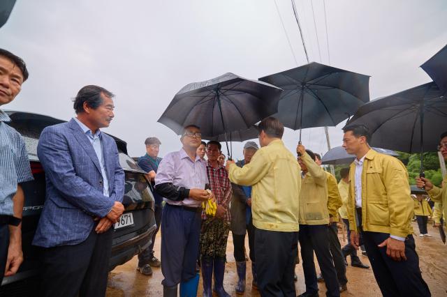 李在明赴灾区视察暴雨灾情
