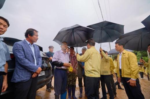 李在明赴灾区视察暴雨灾情