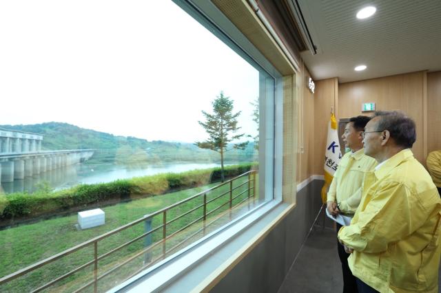 통일부는 지난 16일 김남중 통일부 차관이 경기 연천군 임진강 유역의 군남댐 필승교 등을 찾아 수해 방지 상황을 점검했다고 밝혔다 사진연합뉴스