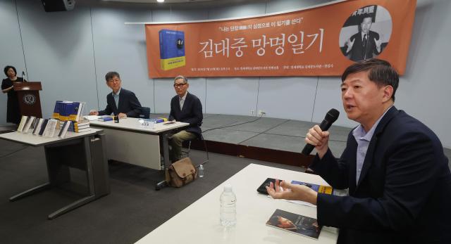 22일 서울 마포구 연세대학교 김대중도서관에서 열린 김대중 망명일기 출간 기자간담회에서 김대중 전 대통령 3남 김홍걸 김대중·이희호기념사업회 이사장오른쪽이 발언하고 있다 사진연합뉴스