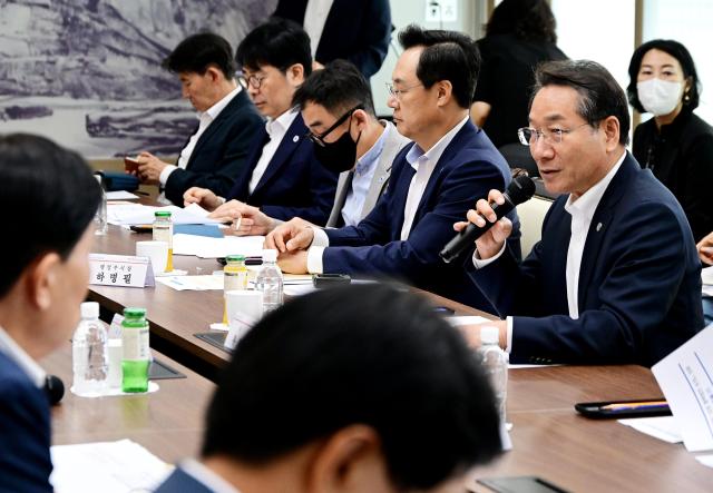 유정복 인천광역시장이 21일 연수구 갯벌문화관에서 열린 2025년 제2회 시장 군수·구청장 정책회의 에서 군수·구청장들과 협력방안을 논의하고 있다 사진인천시