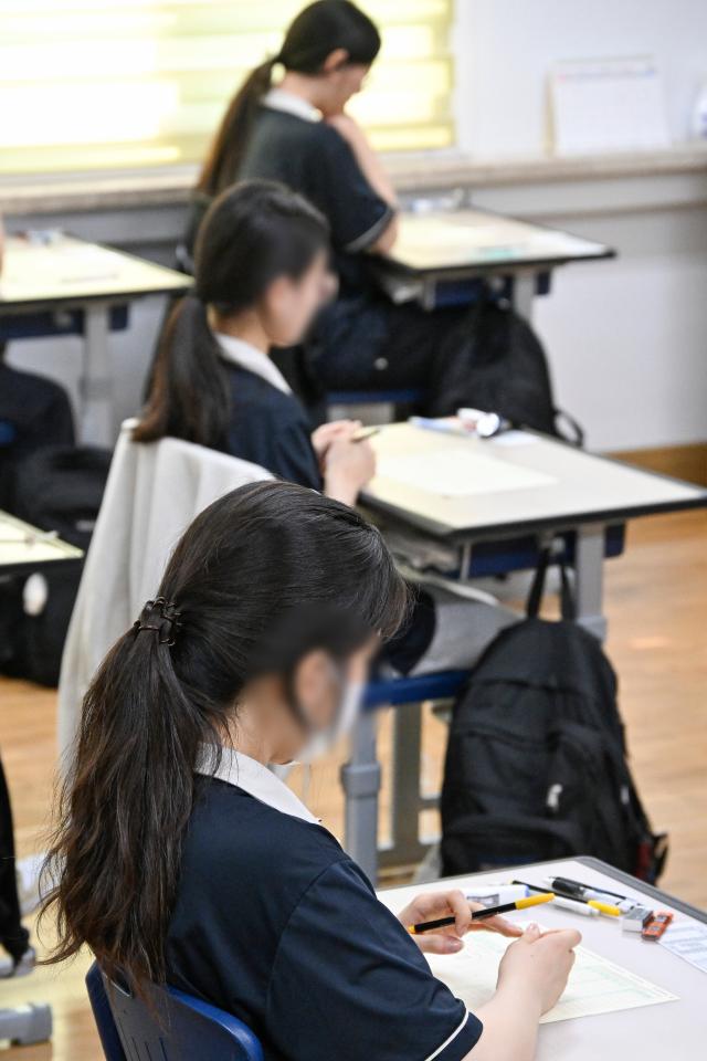 2026학년도 대학수학능력시험 6월 모의평가 시행일인 4일 서울 영등포구 여의도여자고등학교에서 학생들이 시험 준비를 하고 있다 202564 사진공동취재단