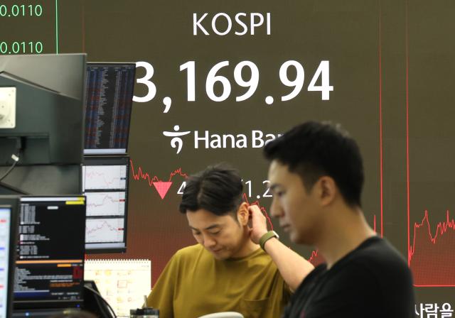 22일 서울 중구 하나은행 딜링룸 현황판에 코스피지수 종가가 표시돼 있다 사진연합뉴스