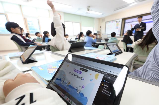 10일 대구 달성군 가창면 용계초등학교에서 열린 인공지능디지털교과서AIDT 공개수업에서 초등생들이 AI 교과서로 공부하고 있다 2025410 사진연합뉴스