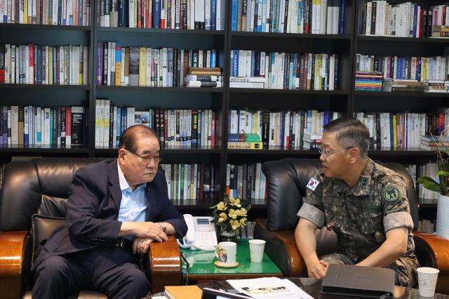 이종찬 광복회장왼쪽과 소형기 육군사관학교장 사진광복회