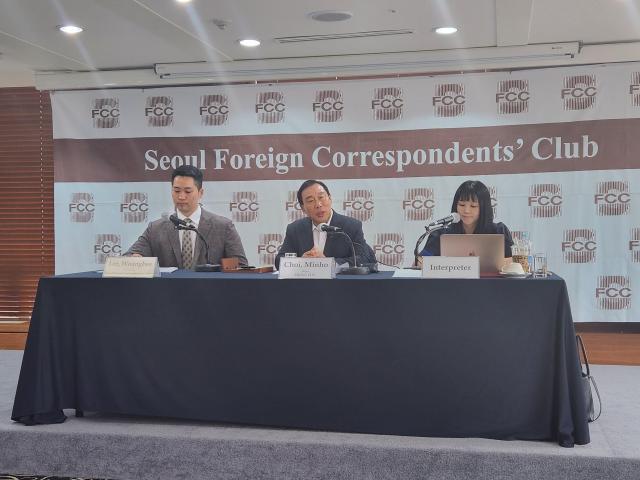 Sejong City Mayor Choi Min-ho center speaks during a press briefing with foreign correspondents in Seoul on July 22 AJP Park Sae-jin
