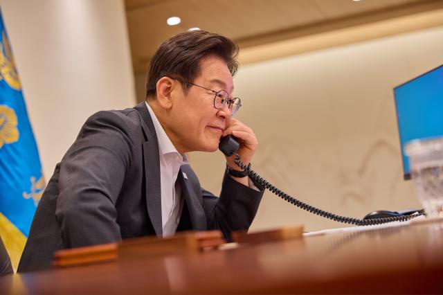 이재명 대통령이 22일 용산 대통령실에서 타밈 빈 하마드 알사니 카타르 국왕과 통화를 하고 있다 사진연합뉴스