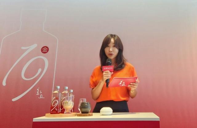 조희경 화요 대표가 22일 오후 서울 송파구 비채나에서 열린 화요19金금 시음 행사를 열고 인사말을 하고 있다 사진조현미 기자 hmchoajunewscom