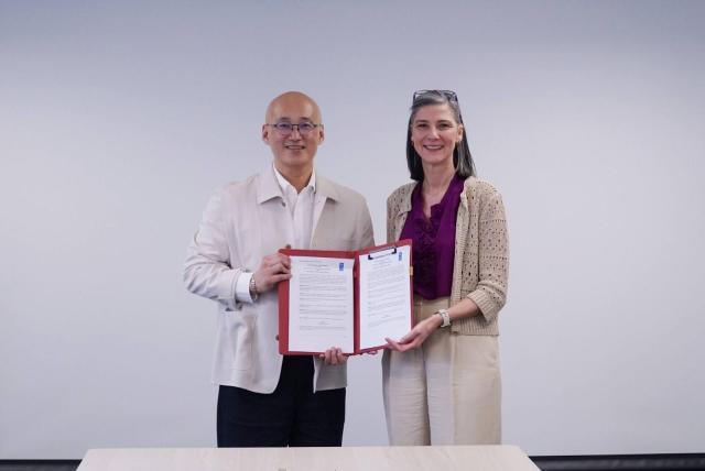 베트남 하노이 UN 그린원 사무소에서 메가존클라우드 염동훈 대표왼쪽와 UNDP 라므라 하리디 상임대표가 업무협약 체결 후 기념촬영을 하고 있다 사진메가존클라우드