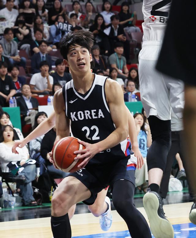 13일 경기도 안양정관장아레나에서 열린 2025 남자농구 국가대표 평가전 한국과 일본의 경기 한국 여준석이 돌파하고 있다 사진연합뉴스