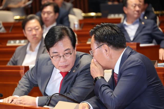 송언석 국민의힘 비상대책위원장 겸 원내대표왼쪽가 23일 서울 여의도 국회에서 열린 의원총회에서 유상범 원내수석부대표와 대화하고 있다 사진연합뉴스