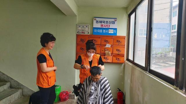 동해묵호신협 봉사단이 지역 내 거동이 불편한 어르신들을 위해 특별한 나눔 활동을 펼치고 있다 사진동해묵호신협