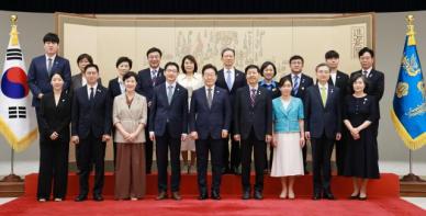 李在明向多个部门长官颁发任命书