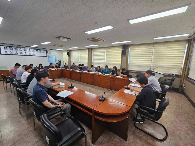 밀양시가 지난 22일 농업기술센터 소회의실에서 피해조사 파견 공무원을 대상으로 피해조사 방법 교육을 진행하고 있다 사진밀양시
