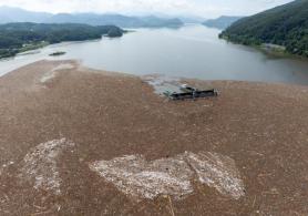 PHOTOS: Post-flood fight against floating waste