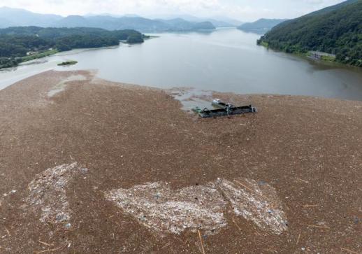 PHOTOS: Post-flood fight against floating waste