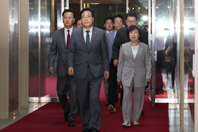 송언석 국민의힘 비대위원장 등 원내지도부가 18일 김건희 특검의 권성동 의원실 압수 수색 등에 항의하며 국회의장실로 향하고 있다 사진연합뉴스