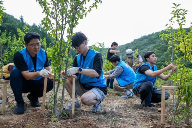 쿠팡풀필먼트서비스CFS가 오토메이션 팀 인턴십에 참여 중인 한국폴리텍대 학생들과 함께 지난 21일 국립대전숲체원에서 정원 정화 봉사활동을 실시했다 사진쿠팡