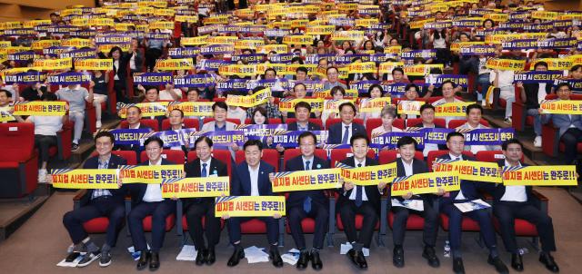 지난 11일 완주군청 문예회관에서 공동 주최한 피지컬 AI 실증사업 전북 세미나에 참석한 김관영 전북자치도지사 유희태 완주군수 유의식 완주군의장 등이 퍼포먼스를 펼치고 있다선북특별자치도