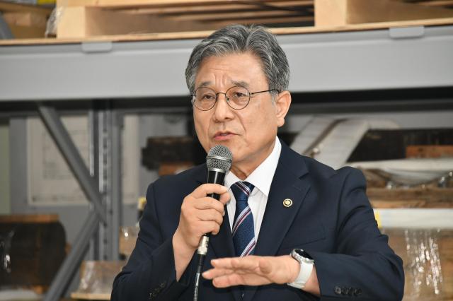 허민 국가유산청장이 23일 경기 파주시 전통건축수리기술진흥재단에서 열린 관월당 해체 부재 언론공개회에서 인사말을 하고 있다사진국가유산청